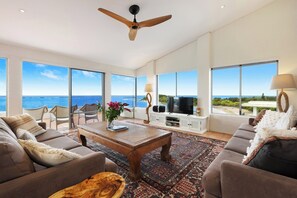 Smart TV, books, offices - Luxe Oceanfront Penthouse! Yamba's best address 3 bed 2 bath luxury living (Yamba)