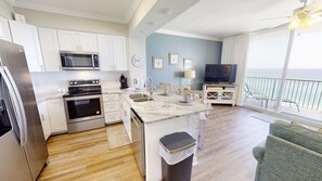 Jääkaappi, mikroaaltouuni, uuni, liesi