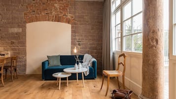 Smart-TV, Kamin, Bücher