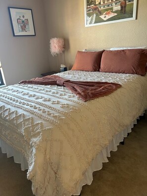 2 bedrooms, desk, iron/ironing board, WiFi
