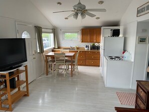 Fridge, microwave, stovetop, coffee/tea maker - Private beach community-6000 per month
On hold due to construction in area (Narragansett)