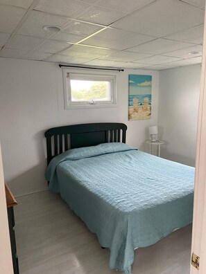 2 bedrooms, WiFi - Private beach community-6000 per month
On hold due to construction in area (Narragansett)