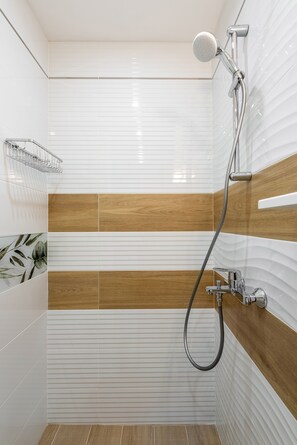 Dusche, Haartrockner, Handtücher, Seife
