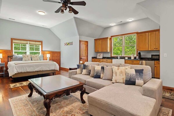 6 habitaciones, escritorio y tabla de planchar con plancha 