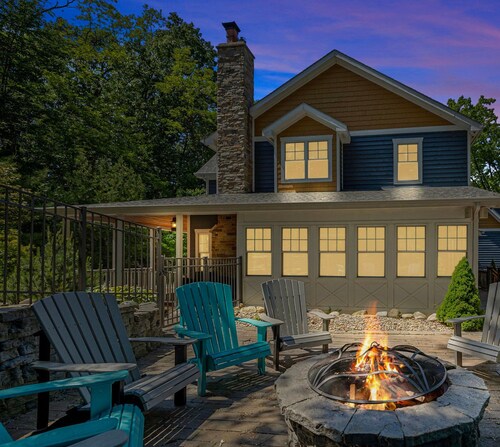 Juniper Presents: Gorgeous Award-winning home w/ Pool, HotTub, Priv Screening Rm
