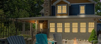 Juniper Presents: Gorgeous Award-winning home w/ Pool, HotTub, Priv Screening Rm