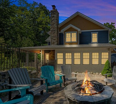 Juniper Presents: Gorgeous Award-winning home w/ Pool, HotTub, Priv Screening Rm