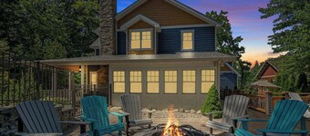NB Getaway with HotTub, Pool & Priv Screening Room