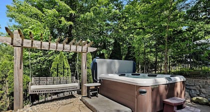 Juniper Presents: Gorgeous Award-winning home w/ Pool, HotTub, Priv Screening Rm