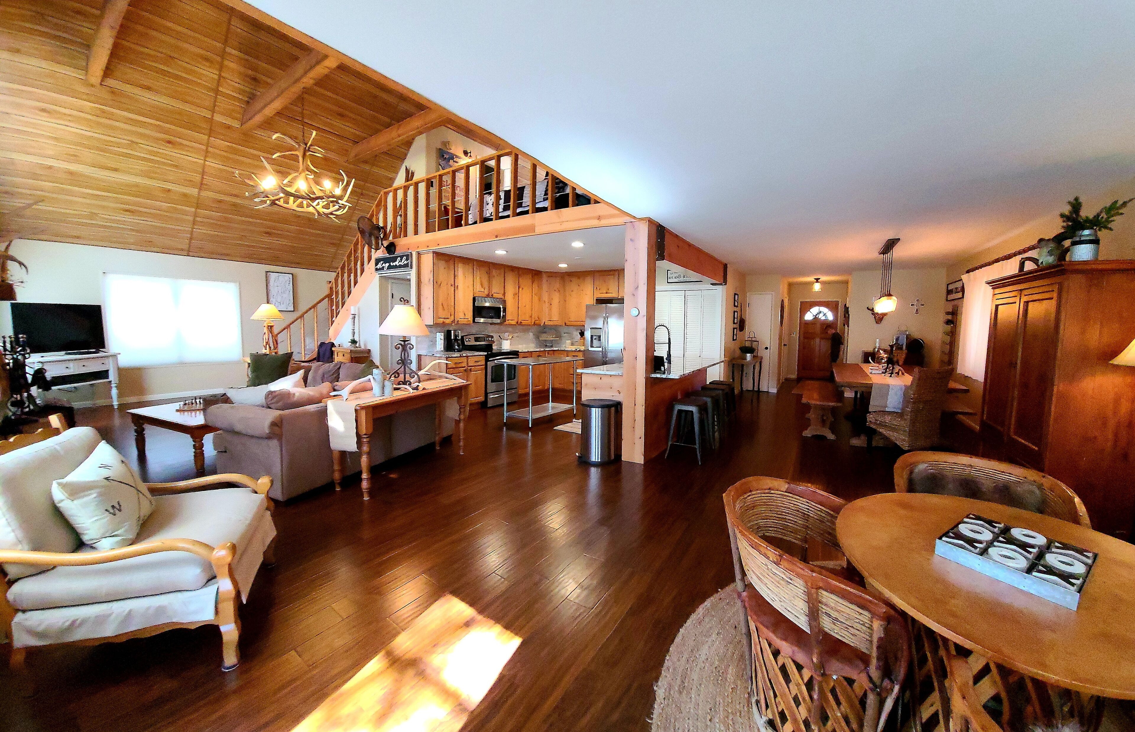 Smart TV, chimenea, reproductor de DVD y libros 