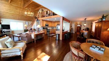 Smart TV, chimenea, reproductor de DVD y libros