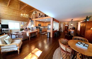 تلفزيون ذكي، مدفأة، مشغل دي في دي، كُتُب