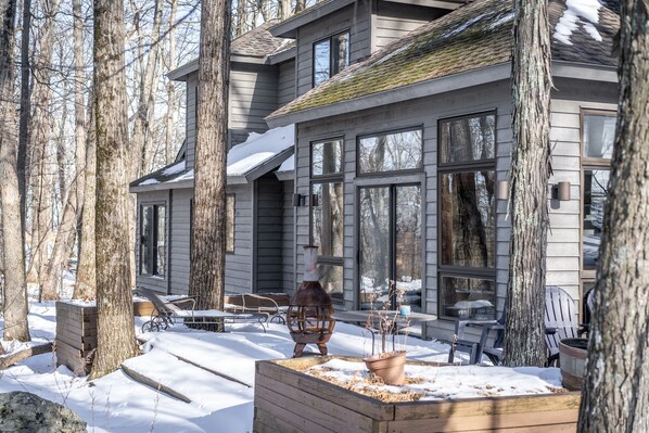 Property grounds - 5min to Ski! Bedroom w/o Steps Golden Tee Sun Room (Wintergreen Resort)