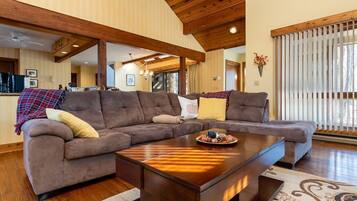 Smart TV, caminetto, libri