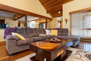 Smart TV, fireplace, books - 5min to Ski! Bedroom w/o Steps Golden Tee Sun Room (Wintergreen Resort)