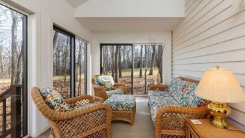 Smart TV, caminetto, libri