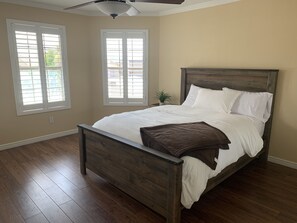 3 bedrooms, iron/ironing board, travel cot, free WiFi - Luxury Lake Havasu Getaway: Spacious 3-Bedroom with Pool and Lake Views! (Lake Havasu City)