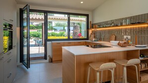 コーヒー / ティーメーカー、電子レンジ、オーブン、食器洗い機