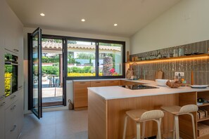 Microwave, oven, dishwasher, coffee/tea maker