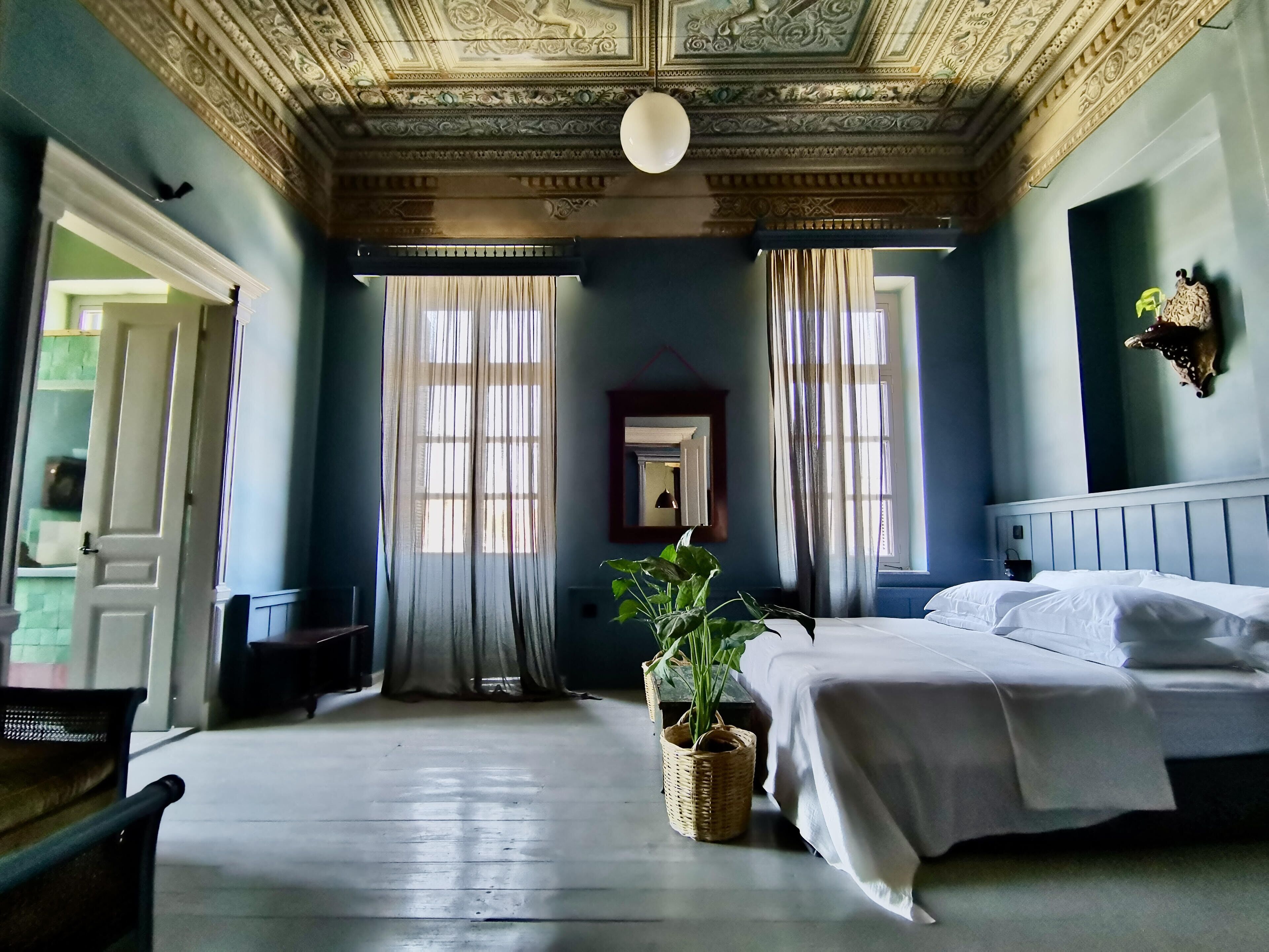 双人房 | 迷你吧、床单