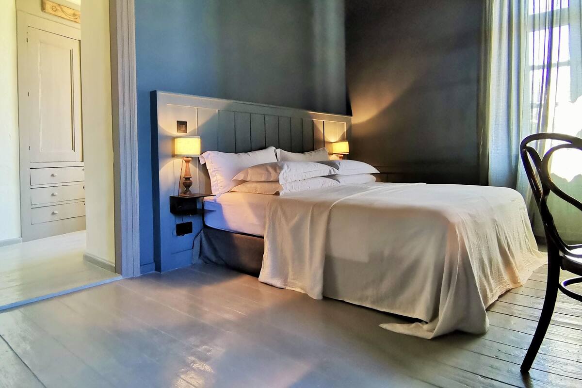 Double Room | Minibar, bed sheets