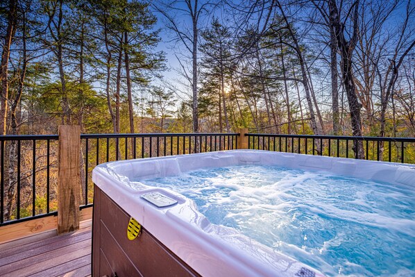 Outdoor spa tub - McBeary is Cozy, Cute, Luxury Yurt w/ Big Deck, Hot Tub - Next to Dollywood (Pigeon Forge)