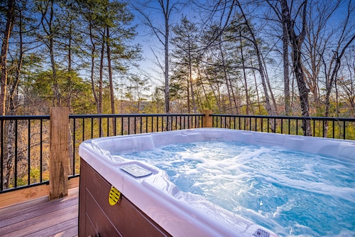 McBeary is Cozy, Cute, Luxury Yurt w/ Big Deck, Hot Tub - Next to Dollywood