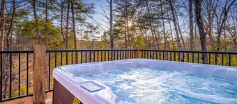 McBeary is Cozy, Cute, Luxury Yurt w/ Big Deck, Hot Tub - Next to Dollywood