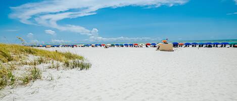 Nær stranden, solsenger og strandhåndklær