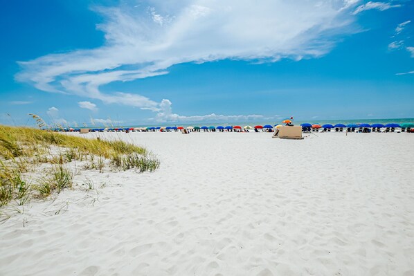 Tæt på stranden, liggestole, badehåndklæder