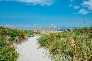 Playa en los alrededores, camastros y toallas de playa 