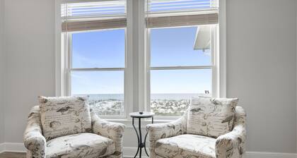 Endless Summer-Gulf Front custom home for 20+. Pup friendly!