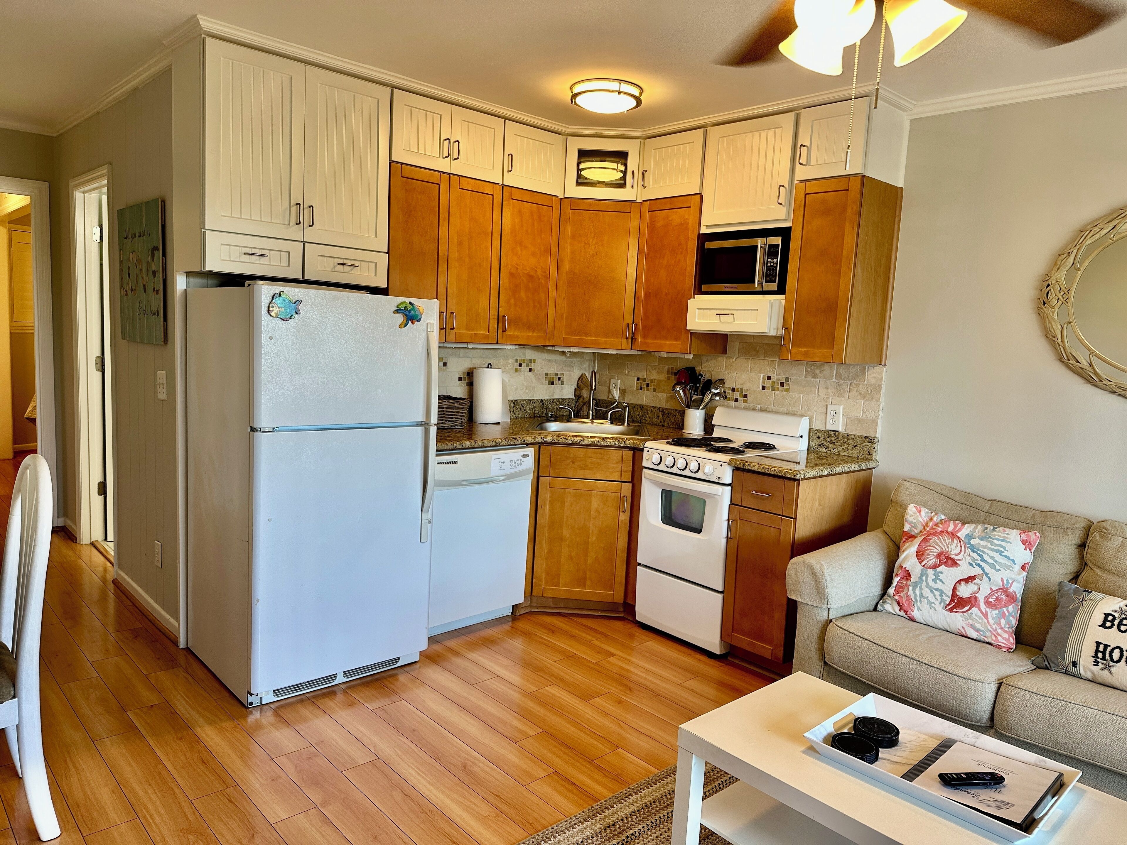 Jääkaappi, mikroaaltouuni, uuni, liesi