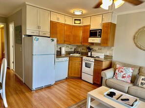 Jääkaappi, mikroaaltouuni, uuni, liesi