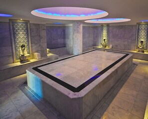 Sauna seca, banho turco/hammam, tratamentos corporais, banhos de lama