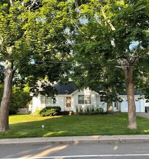 A residential house with a front yard, a driveway, and a sidewalk. - Renovated & Quiet Rancher in Charlottetown (Charlottetown)
