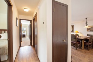 3 habitaciones, tabla de planchar con plancha, wifi y ropa de cama 