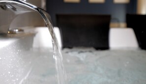 Douche, sèche-cheveux, serviettes fournies, savon