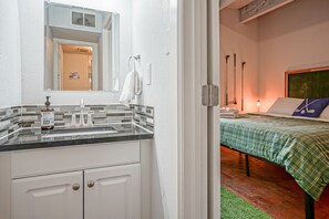 2 bedrooms, iron/ironing board, WiFi, bed sheets - #2 in Old Town, 2bd/2ba, near I-40 (Albuquerque)