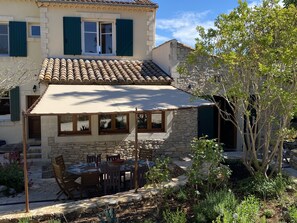 Outdoor dining - Pretty Mas provençal, private pool, Airco, 5bed (10p), 3bath, Boulodrome, Hammock. (Saint-Michel-d'Euzet)