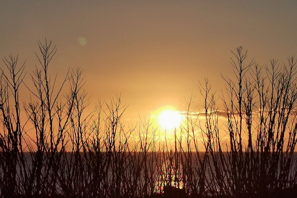 vue du coucher de soleil devant la maison