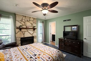 3 bedrooms, desk, WiFi, bed sheets