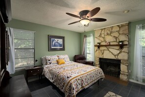 3 bedrooms, desk, WiFi, bed sheets