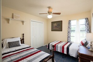 3 bedrooms, desk, WiFi, bed sheets