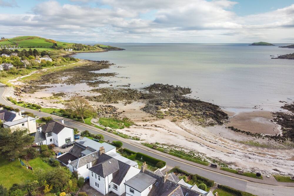 Neptune Cottage - a house that sleeps 8 guests in 5 bedrooms