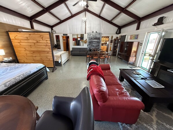 Iron/ironing board, free WiFi, bed sheets