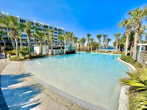 Een buitenzwembad, een verwarmd zwembad