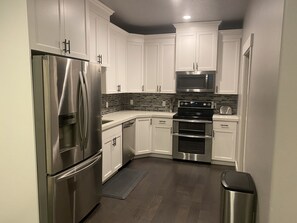 Fridge, microwave, oven, stovetop - The Gracie May Pool house (South Jordan)