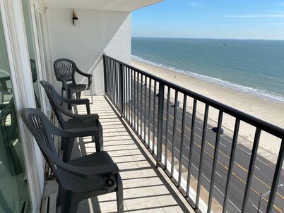 Pent House 2 bedroom Condo; Gorgeous Ocean Views!