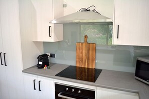 Geladeira, micro-ondas, fogão, cooktop